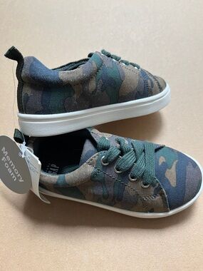 NWT GAP Camouflage Casual Sneakers size 9 (Y)